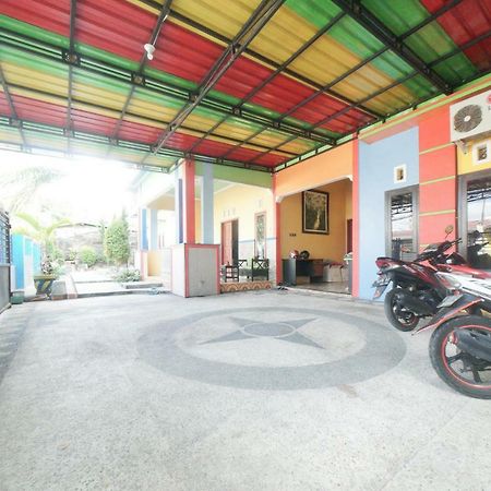 RedDoorz Syariah near Mall Roxy Banyuwangi 2 Luaran gambar