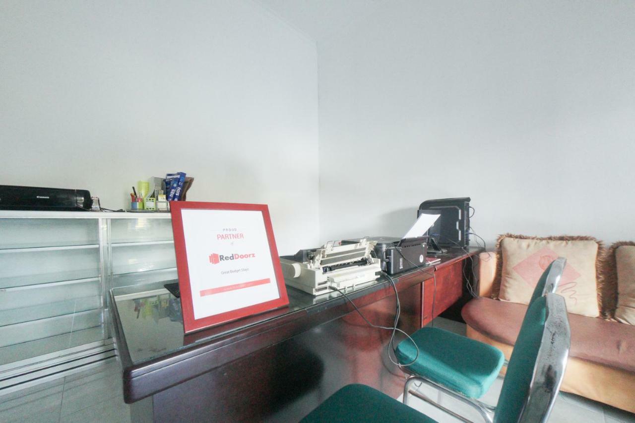 RedDoorz Syariah near Mall Roxy Banyuwangi 2 Luaran gambar