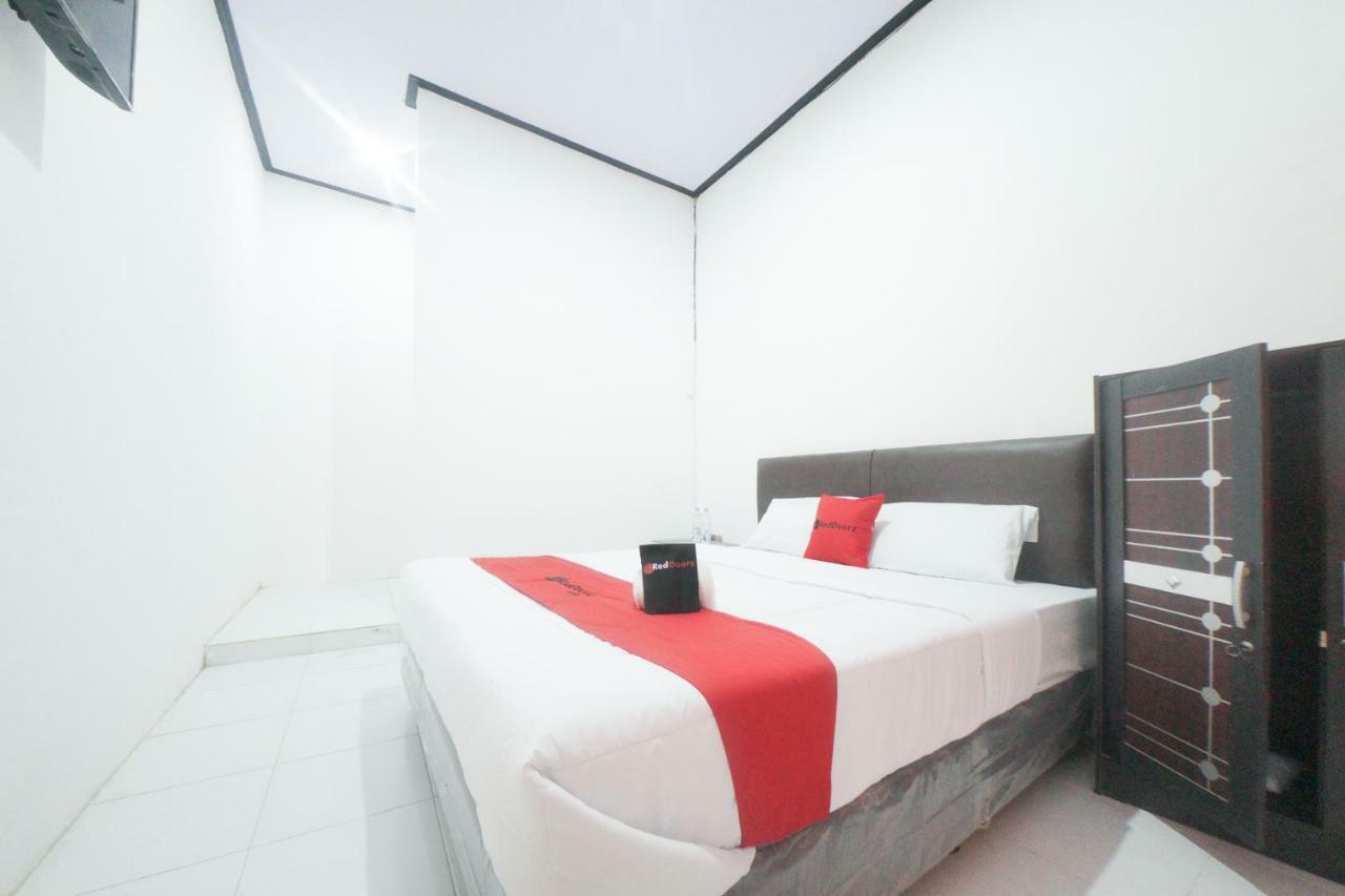 RedDoorz Syariah near Mall Roxy Banyuwangi 2 Luaran gambar