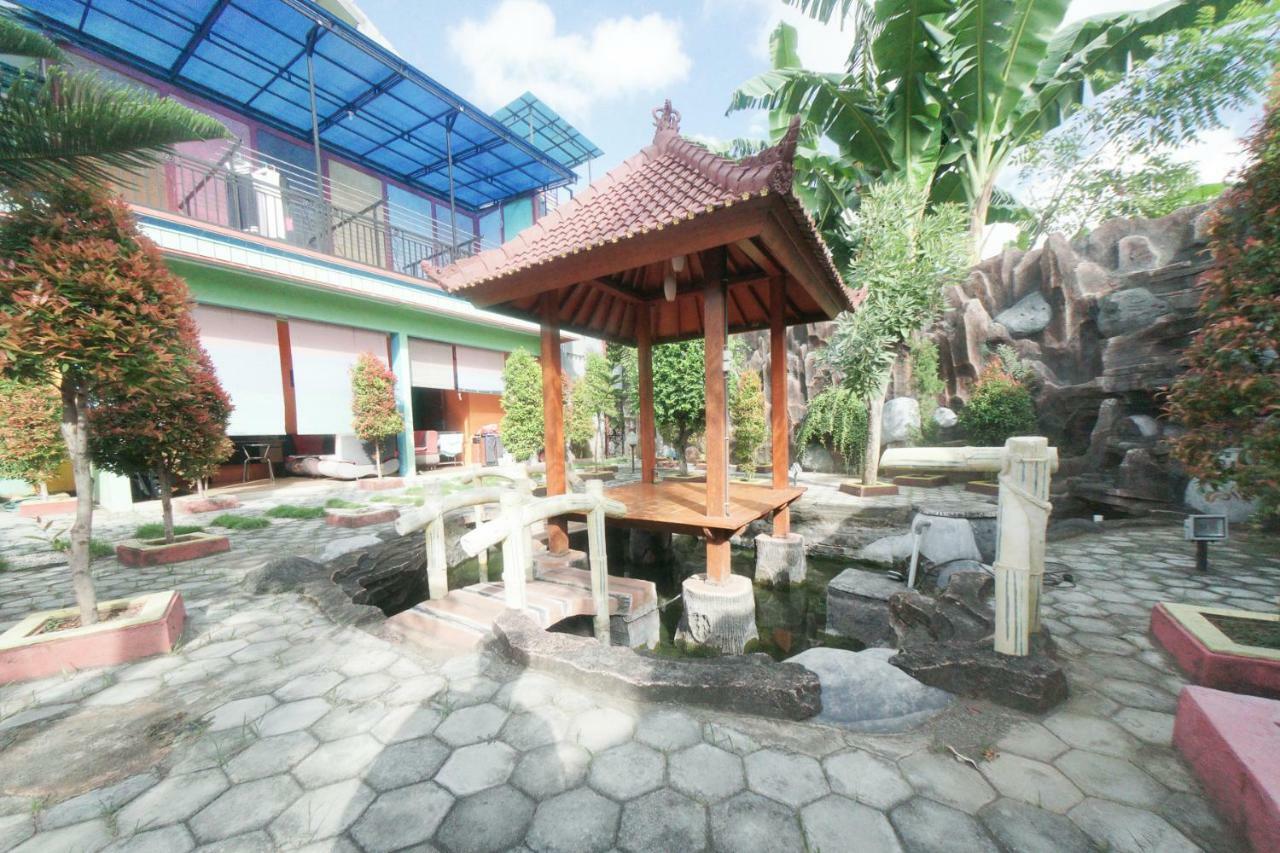 RedDoorz Syariah near Mall Roxy Banyuwangi 2 Luaran gambar