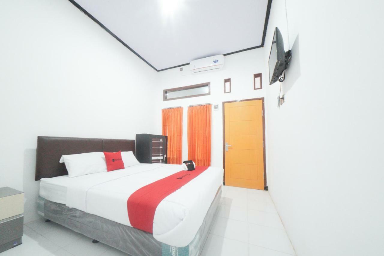 RedDoorz Syariah near Mall Roxy Banyuwangi 2 Luaran gambar