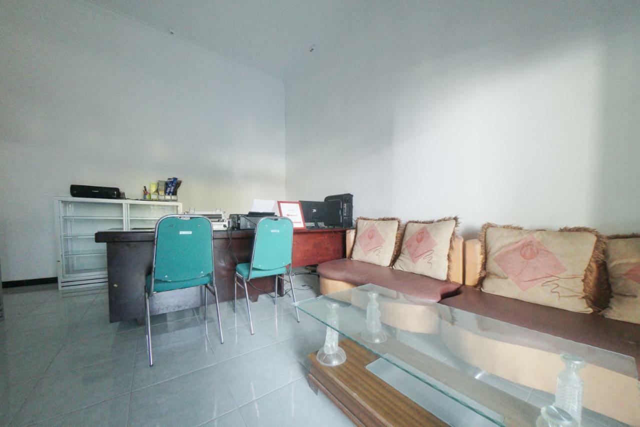RedDoorz Syariah near Mall Roxy Banyuwangi 2 Luaran gambar
