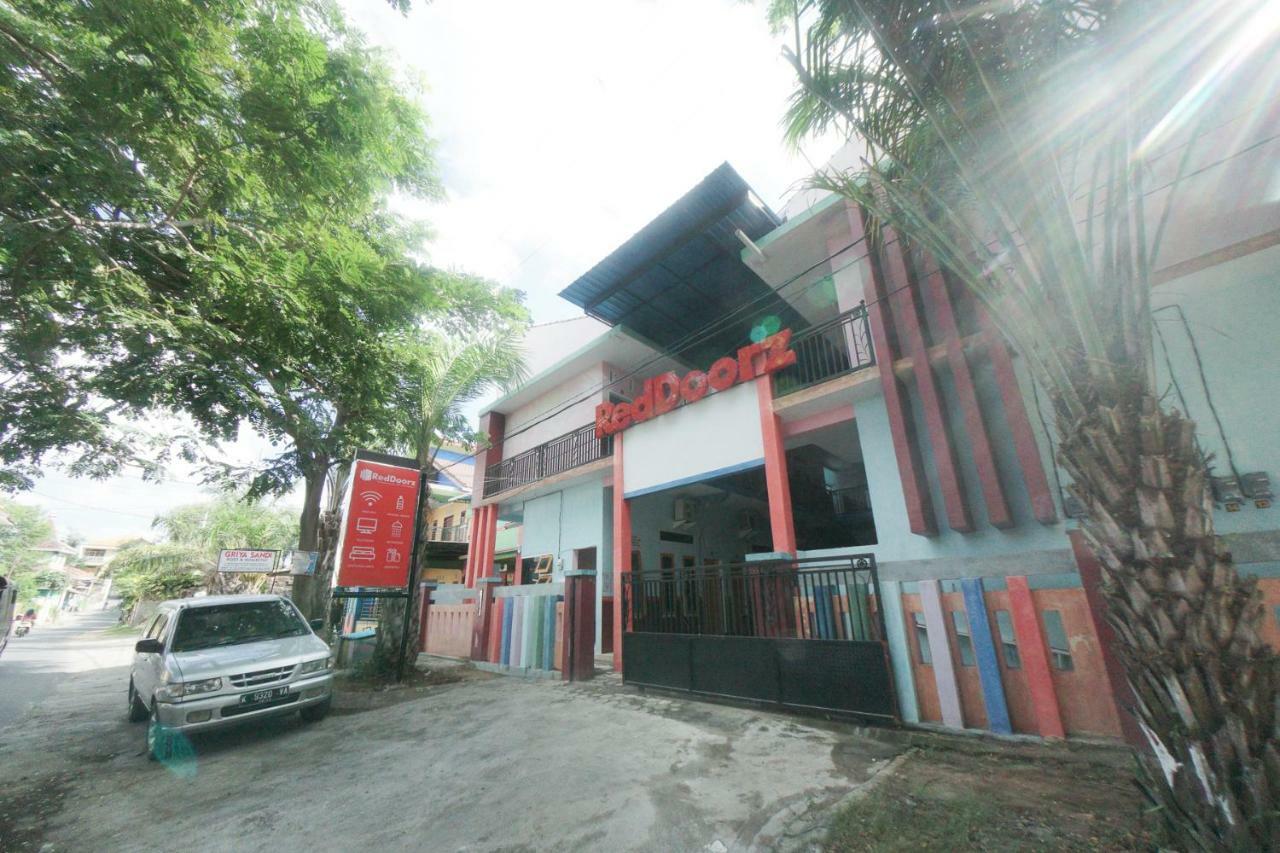 RedDoorz Syariah near Mall Roxy Banyuwangi 2 Luaran gambar
