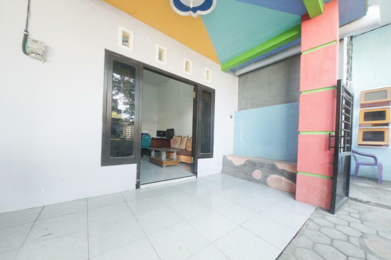 RedDoorz Syariah near Mall Roxy Banyuwangi 2 Luaran gambar