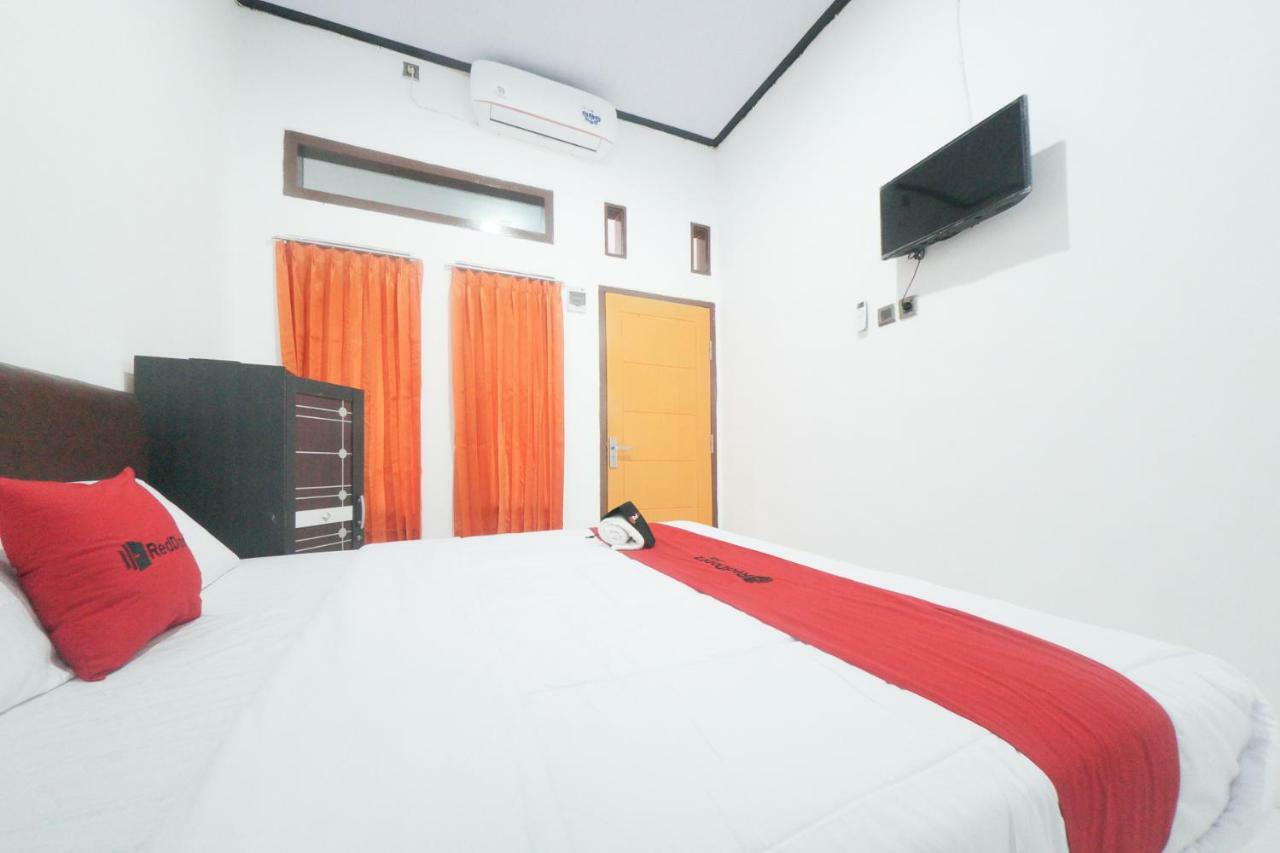 RedDoorz Syariah near Mall Roxy Banyuwangi 2 Luaran gambar