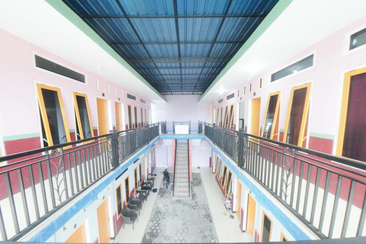 RedDoorz Syariah near Mall Roxy Banyuwangi 2 Luaran gambar
